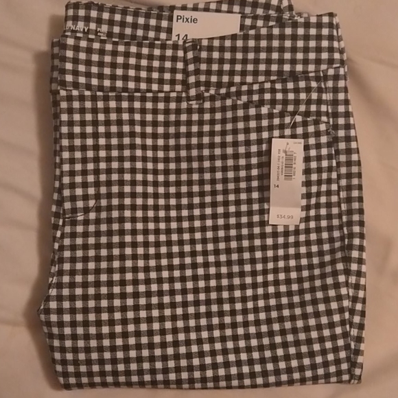 Old Navy Pants - Black and White pixie ankle pant